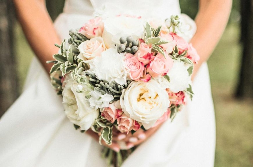 Get your desired flower bouquet with experts at Flowers Mart